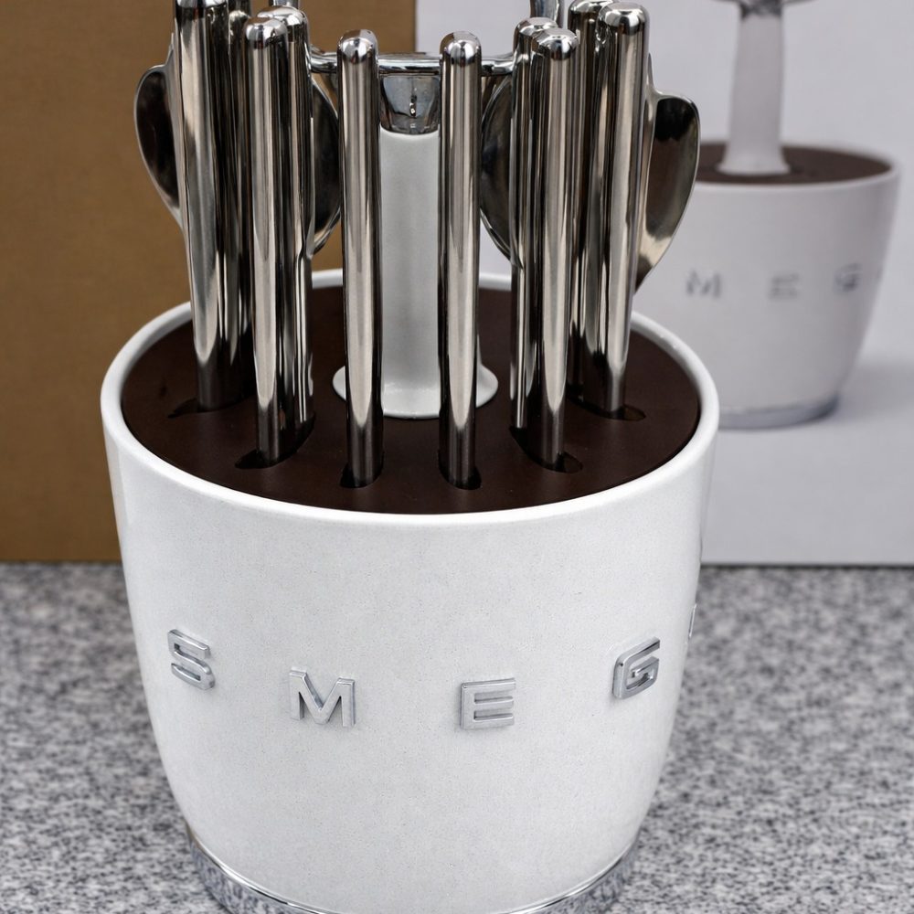 Smeg caddy with 36 pcs dinner cutlery