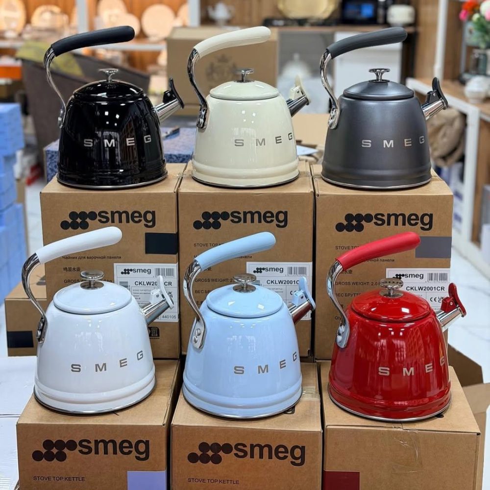 Smeg retro whistling stainless kettle